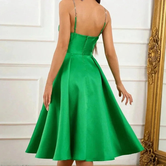Green Elegant Women's V-Neck Pleated Tulle Dress With High Waist - Picture 2 of 7